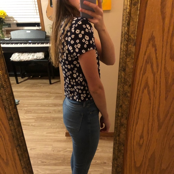 Aero barely cropped navy shirt with white daisies - Picture 2 of 5